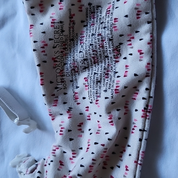 Red and black patterned Victoria Secret bra - Picture 2 of 2